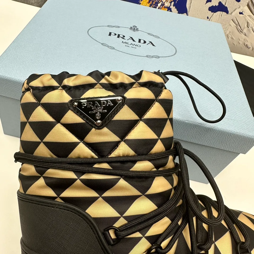 👟👟Ex-factory price 660👟👟 The highest version on the market, Prada's king style, snow boots, ski boots, chubby, so cute and cute →_→ From the Prada limited series, unique. Shiny nylon Oblique upper with criss-cross straps for an ideal fit. The boots are made of technical fabric and have a short-cut version. They can be worn in the city or in the mountains. They make the calves slimmer, taller, warmer and have a concave shape. The boots and soles use the original waterproof effect. The size is 35-40. 41Customized